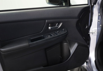 Подержанный автомобиль Subaru XV 2013 года (16 фото)