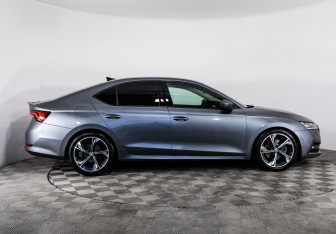 Подержанный автомобиль Skoda Octavia Liftback 2022 года (4 фото)