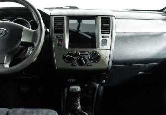 Подержанный автомобиль Nissan Tiida Sedan 2010 года (14 фото)