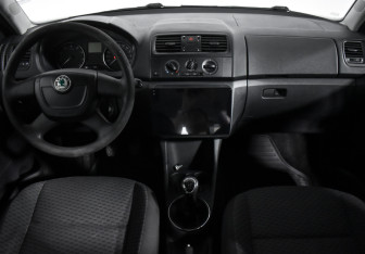 Подержанный автомобиль Skoda Fabia Hatchback 2010 года (14 фото)