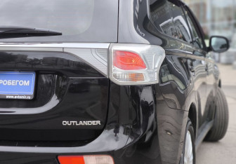 Подержанный автомобиль Mitsubishi Outlander 2013 года (13 фото)