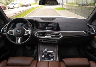 Подержанный автомобиль BMW X5 2021 года (14 фото)