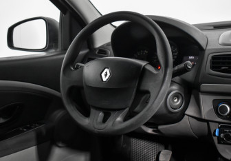 Подержанный автомобиль Renault Fluence 2010 года (15 фото)