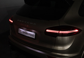 Подержанный автомобиль Porsche Cayenne 2016 года (26 фото)