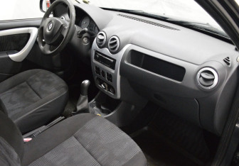 Подержанный автомобиль Renault Sandero 2011 года (12 фото)