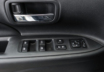 Подержанный автомобиль Mitsubishi Outlander 2017 года (16 фото)