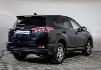 Подержанный автомобиль Toyota RAV4 2015 года (6 фото)