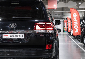 Подержанный автомобиль Toyota Land Cruiser Suv 2019 года (10 фото)