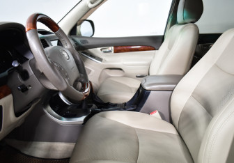 Подержанный автомобиль Toyota Land Cruiser Prado 2007 года (10 фото)