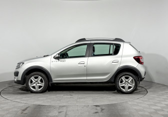 Подержанный автомобиль Renault Sandero 2018 года (8 фото)
