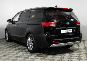 Подержанный автомобиль Kia Carnival 2017 года (7 фото)