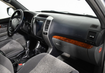 Подержанный автомобиль Toyota Land Cruiser Prado 2008 года (12 фото)