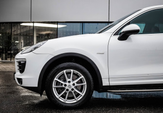 Подержанный автомобиль Porsche Cayenne 2014 года (9 фото)