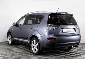 Подержанный автомобиль Mitsubishi Outlander 2008 года (7 фото)