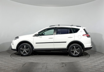 Подержанный автомобиль Toyota RAV4 2016 года (8 фото)