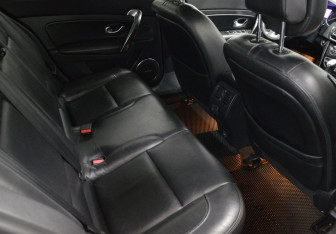 Подержанный автомобиль Renault Latitude 2010 года (12 фото)