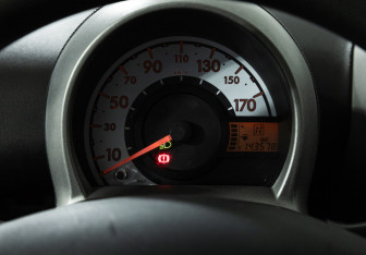 Подержанный автомобиль Peugeot 107 2008 года (12 фото)