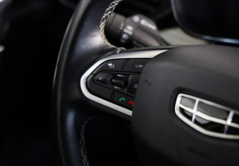 Подержанный автомобиль Geely Atlas Pro 2022 года (13 фото)