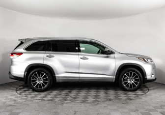 Подержанный автомобиль Toyota Highlander 2019 года (4 фото)
