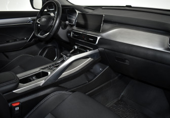 Подержанный автомобиль Geely Coolray 2023 года (13 фото)