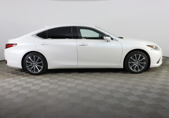 Подержанный автомобиль Lexus ES 2018 года (4 фото)