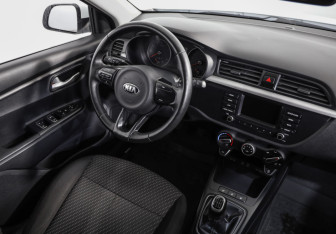 Подержанный автомобиль Kia Rio Sedan 2017 года (8 фото)