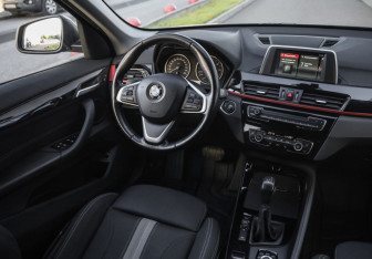 Подержанный автомобиль BMW X1 2017 года (10 фото)