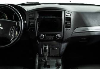 Подержанный автомобиль Mitsubishi Pajero 2011 года (14 фото)