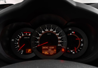 Подержанный автомобиль Toyota RAV4 2010 года (17 фото)