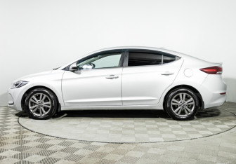 Подержанный автомобиль Hyundai Elantra Sedan 2018 года (8 фото)