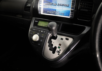 Подержанный автомобиль Toyota Wish Compactvan 2005 года (12 фото)