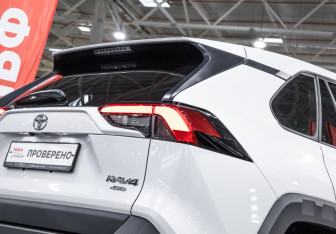 Подержанный автомобиль Toyota RAV4 2022 года (13 фото)