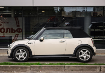 Подержанный автомобиль MINI Cabrio 2006 года (9 фото)