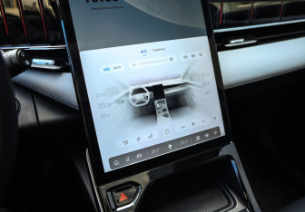 Подержанный автомобиль Geely Atlas 2024 года (19 фото)