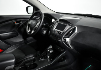 Подержанный автомобиль Hyundai ix35 2012 года (13 фото)