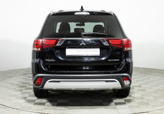 Подержанный автомобиль Mitsubishi Outlander 2018 года (6 фото)
