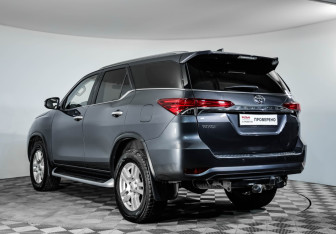 Подержанный автомобиль Toyota Fortuner 2017 года (7 фото)