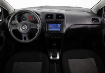 Подержанный автомобиль Volkswagen Polo Sedan 2011 года (13 фото)