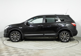Подержанный автомобиль Nissan Qashqai+2 2010 года (8 фото)