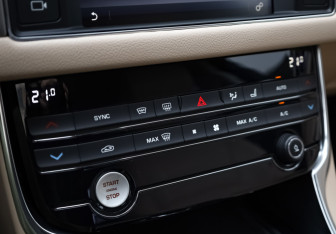 Подержанный автомобиль Jaguar XF Sedan 2018 года (19 фото)