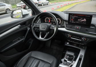 Подержанный автомобиль Audi Q5 2021 года (13 фото)