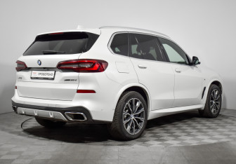Подержанный автомобиль BMW X5 2020 года (5 фото)