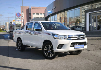 Подержанный автомобиль Toyota Hilux 2021 года (3 фото)