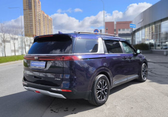 Подержанный автомобиль Kia Carnival 2021 года (4 фото)