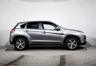 Подержанный автомобиль Peugeot 4008 2012 года (4 фото)