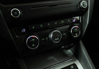 Подержанный автомобиль Skoda Octavia Liftback 2014 года (15 фото)