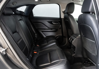 Подержанный автомобиль Jaguar F-Pace 2017 года (22 фото)