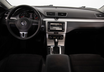 Подержанный автомобиль Volkswagen Passat CC 2010 года (9 фото)