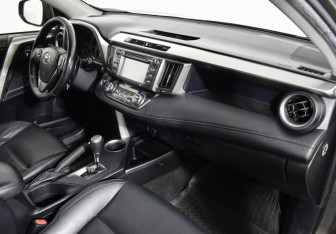 Подержанный автомобиль Toyota RAV4 2013 года (12 фото)