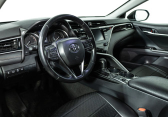 Подержанный автомобиль Toyota Camry Sedan 2019 года (11 фото)